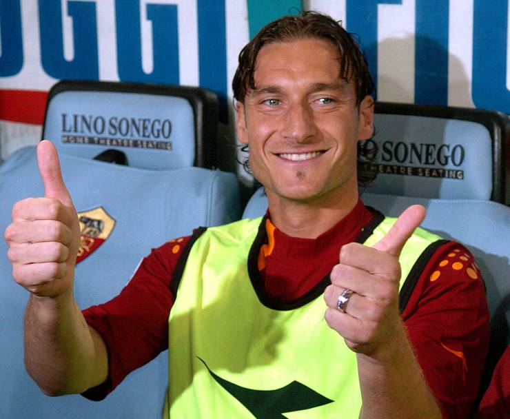 Francesco Totti sorridente in panchina, la sera del 3 maggio 2006, per la finale d&#39;andata di Coppa Italia Roma-Inter (Ansa)
